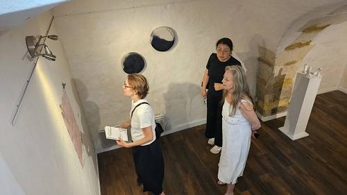 작품을 관람하는 관람객 모습/사진=교동미술관 제공