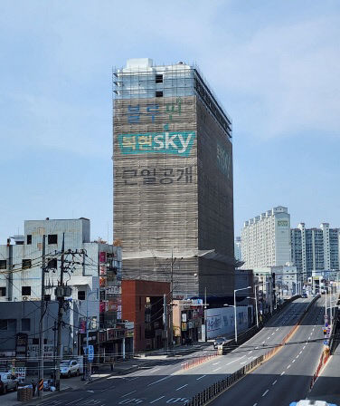 준공을 못한 채 30년 이상 방치된 건물을 홍성건설이 2018년 시공을 맡아 공사 재개에 나섰지만 끝내 무산된 대구 북구 복현동 '블루핀 복현 SKY' 건물 당시 모습. <영남읾보 DB>