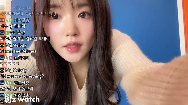 국내 및 글로벌 유저들과 소통하는 스트리머 홍딩굴 /사진=SOOP