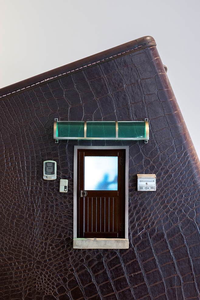 Brown Shash door 전면 클로즈, variable size, stainless steel, antique suitcase, walnut, lcd monitor etc, 2025