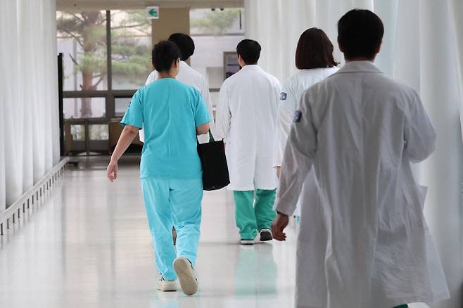 20일 서울 시내 대학병원에서 간호사들이 이동하고 있다. (사진=뉴시스)