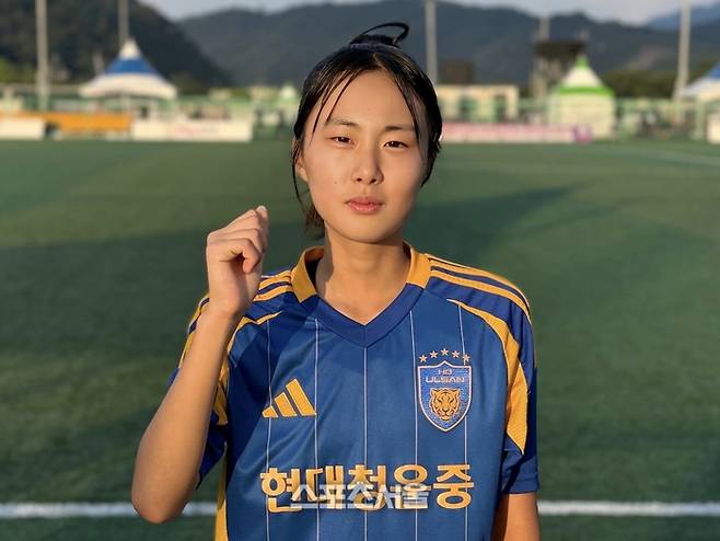 울산청운중 전아현이 25일 합천군민체육공원에서 열린 제33회 여왕기 중등부 경기 후 사진 촬영에 임하고 있다. 합천 | 정다워 기자