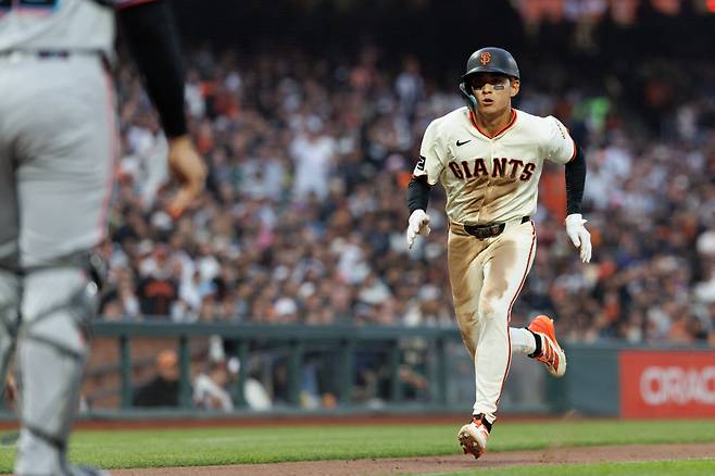 샌프란시스코 자이언츠 이정후가 26일(한국시각) 오라클파크에서 열린 마이애미 말린스와의 홈경기에서 5회말 볼넷으로 출루한 뒤 크리스티안 코스의 희생플라이 때 홈으로 달려들어오고 있다. Imagn Images연합뉴스