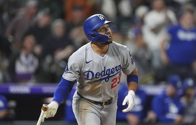 LA 다저스 마이클 콘포토가 26일(한국시각) 쿠어스필드에서 열린 콜로라도 로키스전에서 8회초 솔로홈런을 터뜨린 뒤 타구를 보며 달려나가고 있다. AP연합뉴스