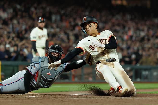 이정후가 9회말 2루에서 홈으로 쇄도하다 포수 닉 포르테스의 태그에 아웃되고 있다. 맷 윌리엄스 3루코치가 뒤에서 이를 지켜보고 있다. Imagn Images연합뉴스
