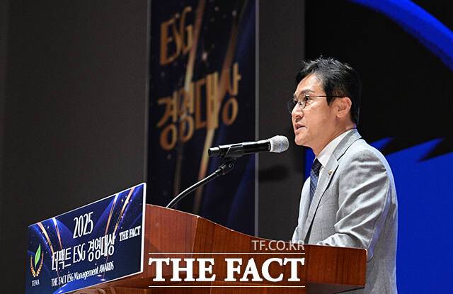 특종에 강한 신개념 대중 종합지 <더팩트>가 주최하는 '2025 ESG 경영대상' 시상식이 26일 오후 서울 영등포구 여의도 한국거래소(KRX) 컨퍼런스홀에서 열려 신영대 더불어민주당 의원이 축사를 하고 있다. /박헌우 기자