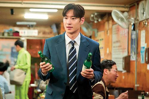 이제훈은 성공과 돈을 향한 욕망이 강한 컨설턴트 ‘최인범’으로 분해 날카로운 연기를 펼친다.