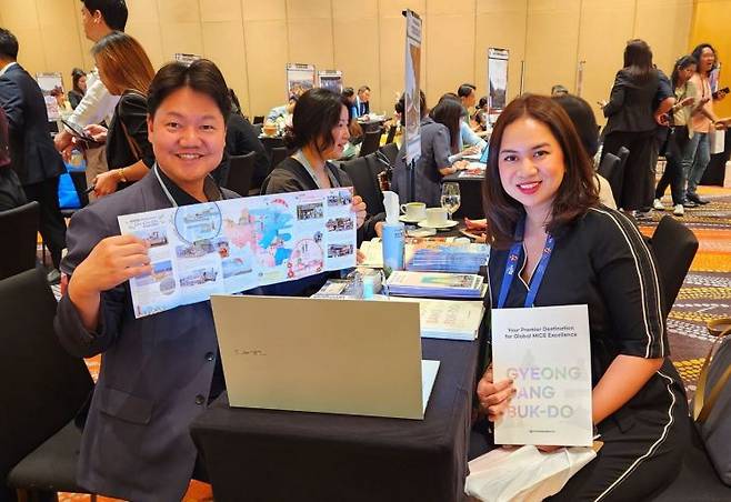 경북문화관광공사가 '필리핀 MICE 로드쇼'에서 상담테이블을 운영하면서 우수한 관광자원을 홍보하고 있다.