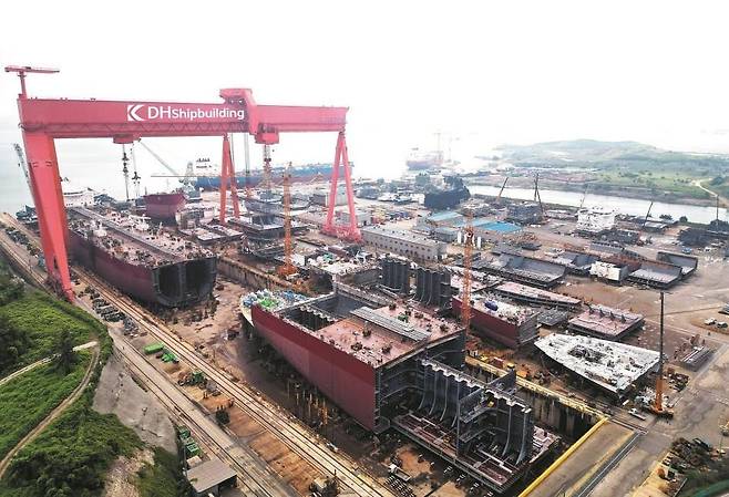 원유 운반선 건조 25일 전남 해남군에 있는 대한조선 조선소 독(dock)에서 15만7000DWT(중량t)급 원유 운반선 2척이 동시에 건조되는 모습. 한때 세계 40위권 조선업체였던 이 회사는 2009년 워크아웃에 들어가는 등 장기 불황을 겪었지만, 2023년 이후 흑자로 전환했다. 대한조선을 포함해 국내 중형 조선 4사는 올 1분기 동반 흑자를 달성하기도 했다. 구조 조정과 함께 경쟁력 있는 특화 제품으로 사업을 효율화했기 때문이란 분석이 나온다./대한조선