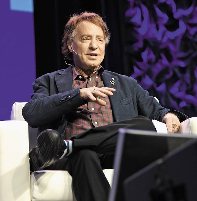 미국 텍사스 오스틴에서 매년 개최되는 세계적 융복합 콘퍼런스인 사우스 바이 사우스 웨스트(SXSW)에서 레이 커즈와일이 발언하고 있다./게티이미지코리아