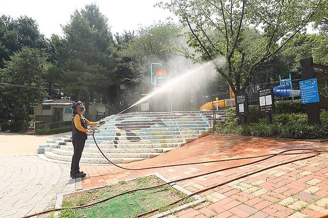 서울 양천구가 작년 여름 러브버그가 대규모로 발생하자 살수 방식으로 친환경 방제 작업을 하고 있다. /양천구 제공