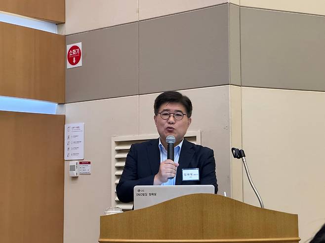 임채욱 지에이치파트너즈(GH Partners) 대표가 26일 오후 12시 서울 강남구 디앤오 강남빌딩 2층에서 열린 서울부동산포럼 제72차 오찬 오픈세미나에서 최근 임대주택 시장 동향과 전망에 대해 설명하고 있다. /박지윤 기자