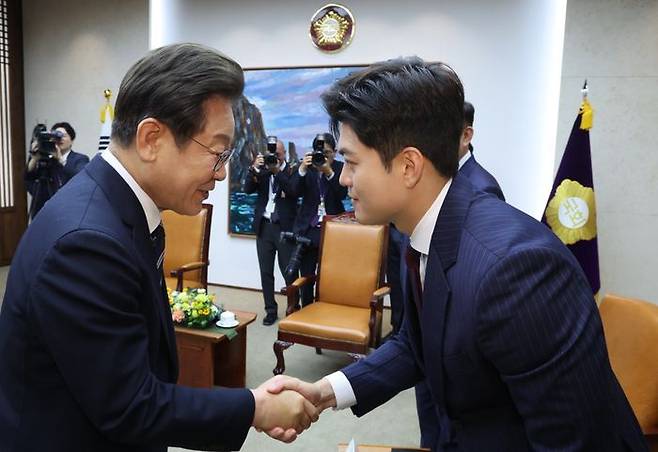 이재명 대통령이 26일 국회에서 추가경정예산(추경) 시정연설에 앞서 우원식 국회의장과 환담에 입장하며 김용태 국민의힘 비상대책위원장와 악수하고 있다. ⓒ뉴시스