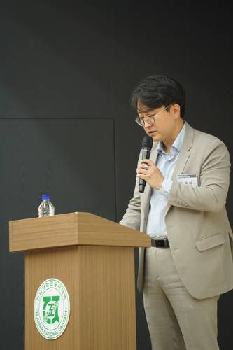 정석희 전남대 교수가 25일 전남대학교 공과대학 코스모스홀에서 열린 '제3회 EFET 심포지엄-청색기술 혁신포럼: 기후위기 NET-ZERO를 향해'에서 개회사를 하고 있다.