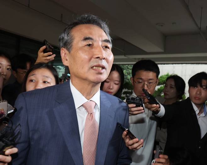 김건희 여사와 관련한 각종 의혹 사건을 수사하는 민중기 특별검사가 25일 서울 서초구에 마련된 특검팀 임시 사무실로 출근하며 취재진의 질문에 답하고 있다. 연합뉴스