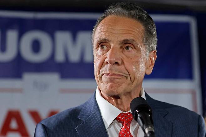 앤드루 쿠오모 전 뉴욕주지사가 24일 뉴욕시장 민주당 후보 경선 개표가 진행되는 중간에 연설하고 있다. 사진 AFP 연합뉴스