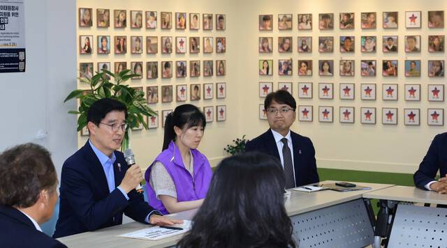 이해식 국정기획위원회 정치·행정분과장과 위원들이 26일 서울 종로구 사직동에 위치한 이태원참사 기억소통공간 ‘별들의 집’을 찾아 유가족 10여명과 간담회를 열었다. 연합뉴스