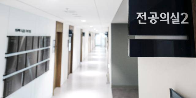 4일 서울시내 대학병원 전공의실 앞 복도가 텅 비어 있다. 뉴시스