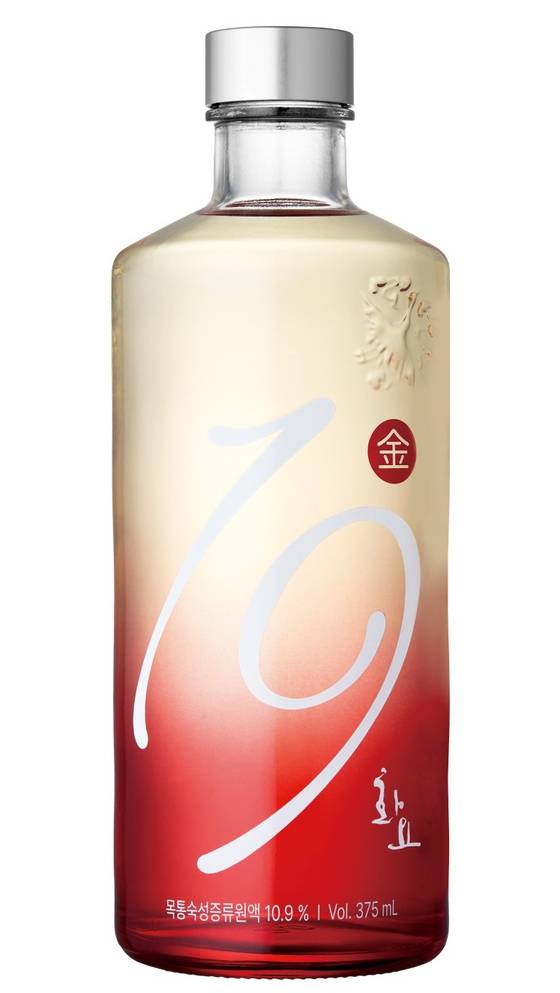 화요가 10년 만에 신제품 ‘화요19金’을 출시했다. 사진 화요