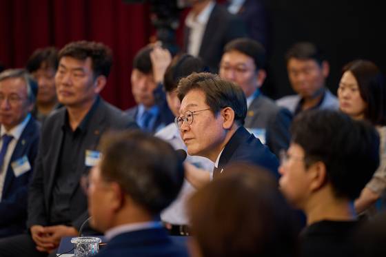 이재명 대통령이 25일 광주 국립 아시아문화전당에서 광주시민·전남도민 타운홀미팅을 하고 있다. 사진 대통령실