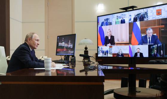 블라디미르 푸틴 러시아 대통령이 25일(현지시간) 모스크바 외곽에 위치한 관저에서 화상 회의를 하고 주재하고 있다. EPA=연합뉴스