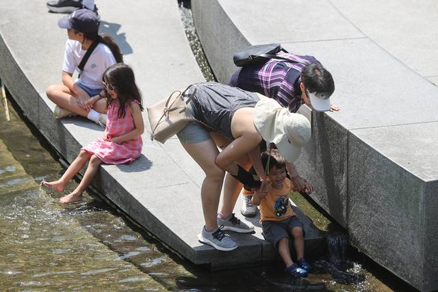 ▲ 23일 서울 청계천 모전교 아래에서 어린이가 물장구를 치고 있다. 연합뉴스