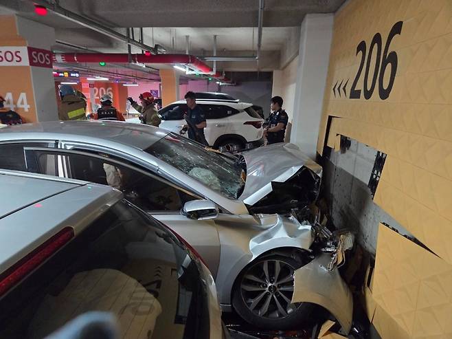 19일 오후 2시 26분께 세종시 새롬동 한 아파트 지하 주차장에서 차량이 벽에 부딪히는 사고가 났다. 4명 가운데 70대와 80대 등 2명이 심정지 상태에서 병원으로 옮겨졌으나 숨지고, 운전자 등 2명은 치료를 받고 있다. 사진=연합뉴스