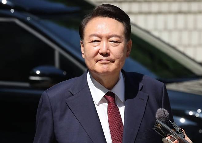 지난 23일, 서울중앙지방법원에서 내란 우두머리 혐의 사건 8차 공판에 출석하는 윤석열 전 대통령. /사진=이솔 기자