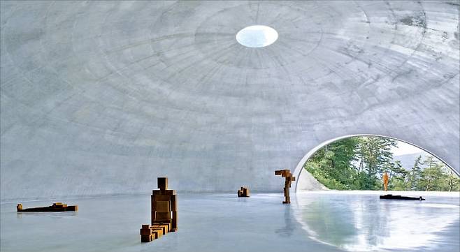 그라운드 전시장의 내부 전경. 반원형 입구 너머로 원주의 산등성이가 펼쳐진다. /MAG PR 제공