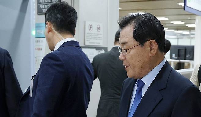 4·16 세월호 참사 특별조사위원회 활동을 방해한 혐의로 기소된 이병기 전 청와대 비서실장(오른쪽)이 2024년 4월23일 오후 서울 서초구 서울고법에서 열린 항소심 선고 공판에 출석하고 있다. 연합뉴스