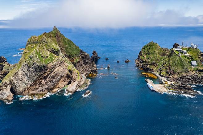 지난 15일 드론을 띄워 촬영한 독도. 대한잠수협회의 수중 정화 활동은 독도 동도(오른쪽)에 있는 접안시설 근처에서 이뤄졌다. 대한잠수협회 제공