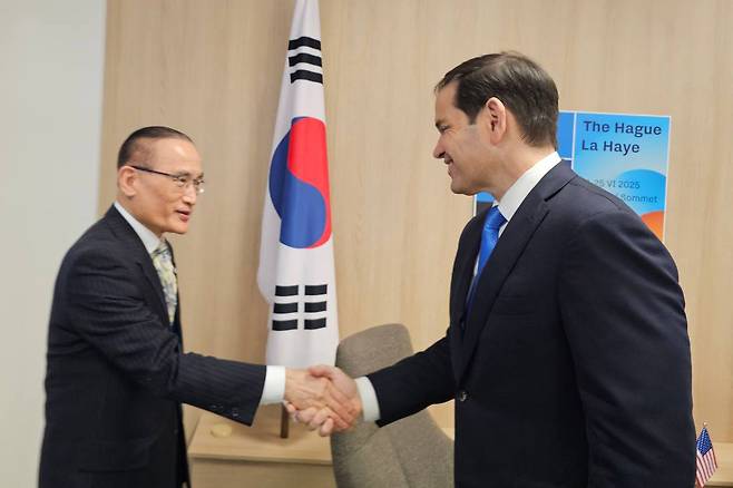 루비오 국무 면담하는 위성락 네덜란드 헤이그에서 열린 북대서양조약기구(나토) 정상회의에 참석한 위성락 국가안보실장(왼쪽)이 지난 24일(현지시간) 마코 루비오 미국 국무장관과 면담하고 있다. 대통령실 제공