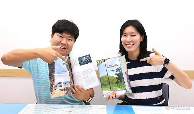 경주시청 직원들이 시정소식지 여름호 영문판을 홍보하고 있다. 경주시 제공