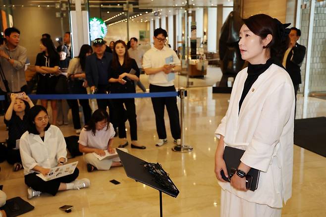 강선우 여성가족부 장관 후보자가 26일 오후 서울 종로구 이마빌딩에 마련된 인사청문회 준비 사무실에 출근하며 소감을 말하고 있다. 뉴시스