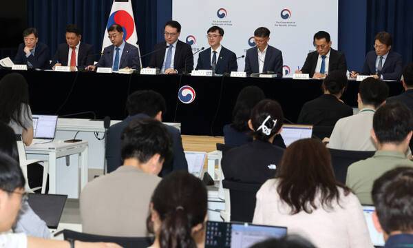 기획재정부 임기근 2차관이 지난 18일 정부세종청사 민원동 공용 브리핑실에서 새 정부 추가경정예산안에 관해 설명하고 있다. 왼쪽부터 기획재정부 김재훈 경제정책국장, 중소벤처기업부 최원영 소상공인정책실장, 과학기술정보통신부 송상훈 정보통신정책실장. 기획재정부 유병서 예산실장. 임기근 2차관, 기획재정부 박금철 세제실장, 행정안전부 한순기 지방재정경제실장, 금융위원회 권대영 사무처장. 연합뉴스