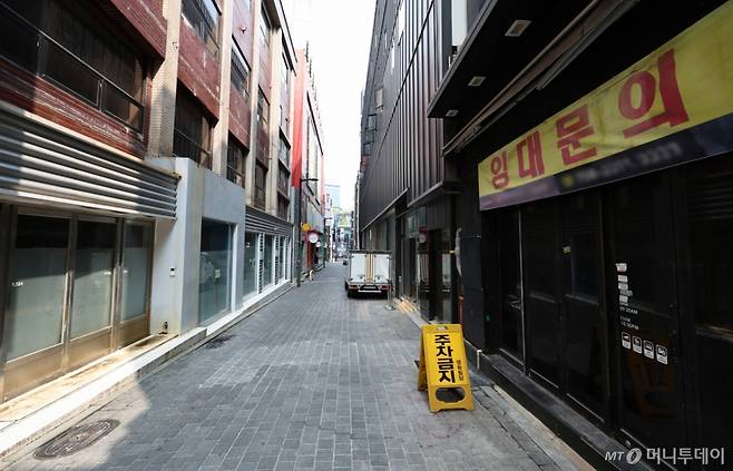 서울 명동의 한 골목에 폐업한 매장이 늘어서 있다. /사진=뉴스1