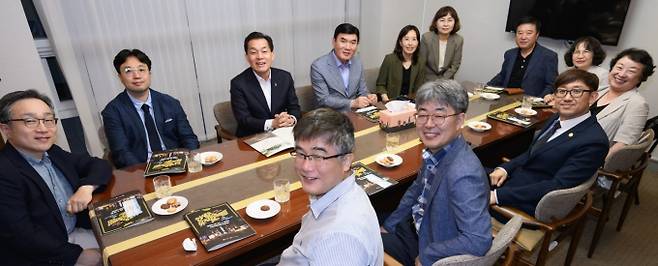 지난 25일 이재준 수원시장이 보건의료 단체·기관 대표들과 보건의료 사업 발전방향을 논의하는 모습. /사진제공=수원시