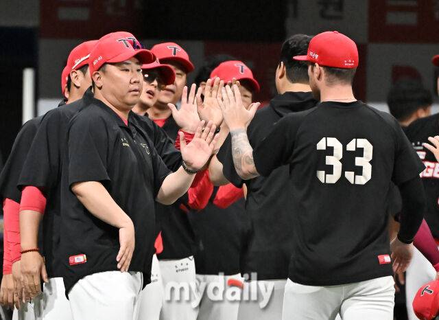 25일 오후 서울 고척동 고척스카이돔에서 진행된 '2025 프로야구 KBO리그' 키움히어로즈와 KIA타이거즈의 경기. 기아 이범호 감독이 6-3으로 승리한 뒤 올러와 환호하고 있다. / 고척=송일섭 기자 andlyu@mydaily.co.kr