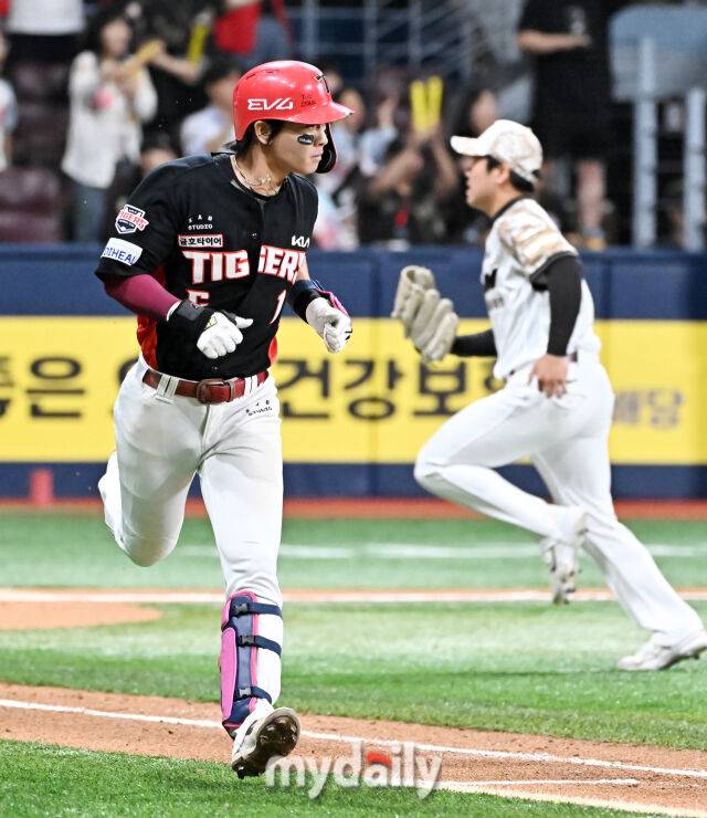 25일 오후 서울 고척동 고척스카이돔에서 진행된 '2025 프로야구 KBO리그' 키움히어로즈와 KIA타이거즈의 경기. 기아 박찬호가 9회초 무사 만루서 1타점 적시타를 터뜨린 뒤 1루로 달리고 있다./고척=송일섭 기자 andlyu@mydaily.co.kr