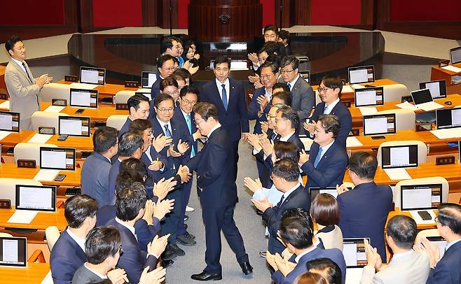 이재명 대통령이 26일 국회에서 추가경정예산 시정연설을 위해 본회의장에 입장하며 도열한 더불어민주당 의원들과 악수를 나누고 있다. 이상섭 기자
