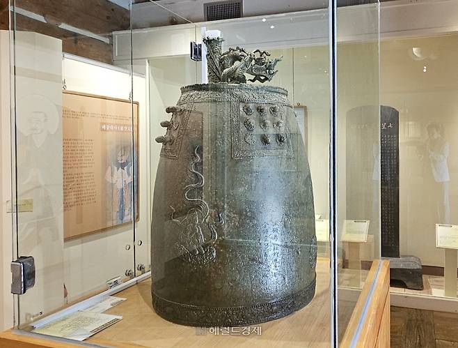 유물전시관에 전시된 ‘동종(보물)’