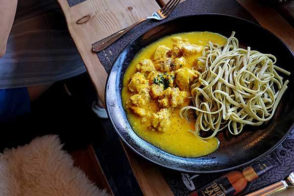 클라이네 샤이텍의 취리히 스타일 볶은 소고기. 생면 파스타와 곁들여 먹는다.