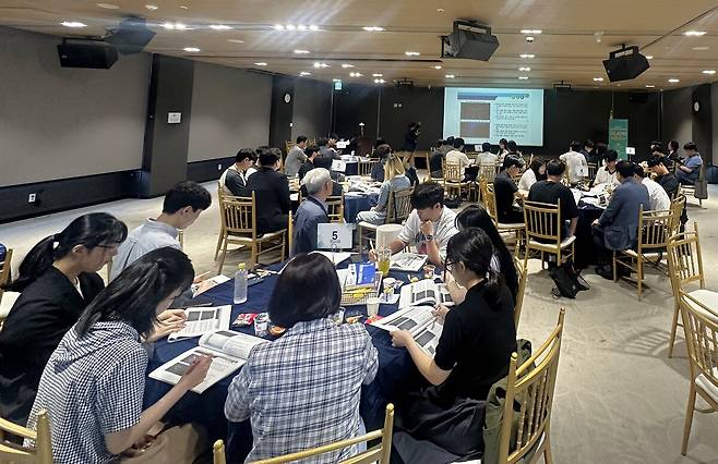 충남노사민정협의회가 25일 천안라마다앙코르바이윈덤에서 개최한 충남일자리토론회 ‘잡(JOB)공감’ 토론회