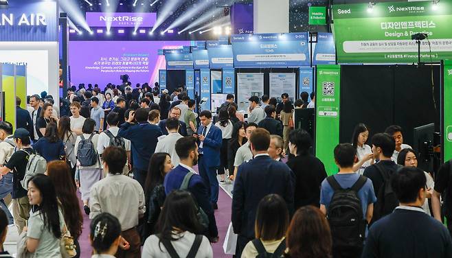 26일 서울 강남구 코엑스에서 열린 넥스트라이즈 2025에서 참가자들이 부스를 둘러보고 있다.