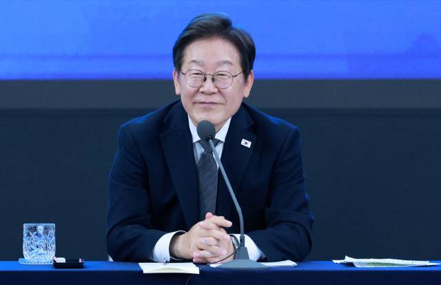 이재명 대통령이 25일 광주광역시 국립아시아문화전당에서 열린 '광주시민·전남도민 타운홀미팅'에서 참석자 발언을 듣고 있다. 연합뉴스