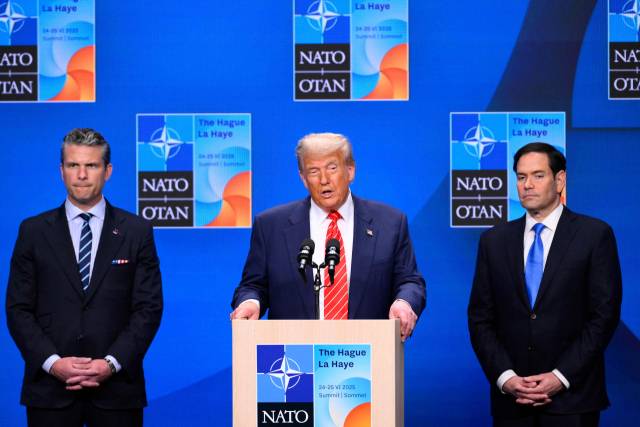 도널드 트럼프 미국 대통령이 25일(현지 시간) 네덜란드 헤이그에서 열린 북대서양조약기구(NATO·나토) 정상회의 후 피트 헤그세스(왼쪽) 미 국방부 장관, 마코 루비오 국무장관을 대동해 기자회견을 하고 있다. AFP연합뉴스
