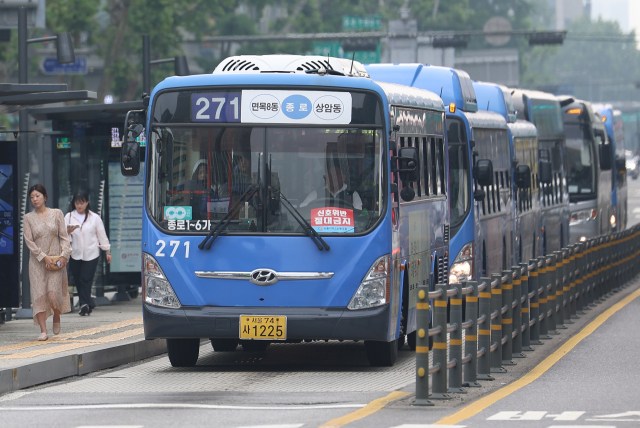 서울 종로구 광화문역 버스 정류장에서 시민들이 버스에서 내려 이동하고 있다. 연합뉴스
