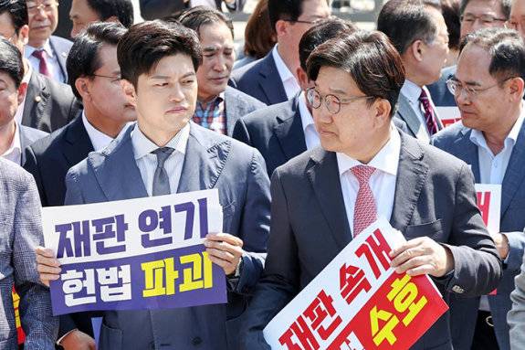 6월 11일 김용태 국민의힘 비상대책위원장(왼쪽)과 권성동 당시 원내대표가 서울 서초구 서울중앙지방법원 앞에서 열린 ‘헌법 파괴 저지를 위한 현장 의원총회’에 참석해 나란히 서 있다. 뉴스1