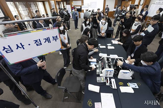 4월10일 경기도 과천시 중앙선관위에서 투표지 심사계수기로 21대 대선 개표 시연을 하고 있다. ⓒ시사IN 이명익