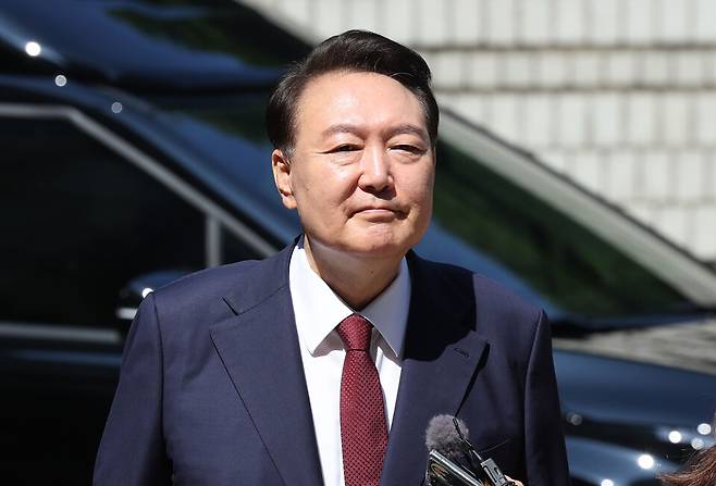 윤석열 전 대통령이 지난 23일 서울 서초구 서울중앙지방법원에서 열린 내란 우두머리 혐의·직권남용 권리행사 방해 혐의 사건 8차 공판에 출석하고 있다. ⓒ연합뉴스